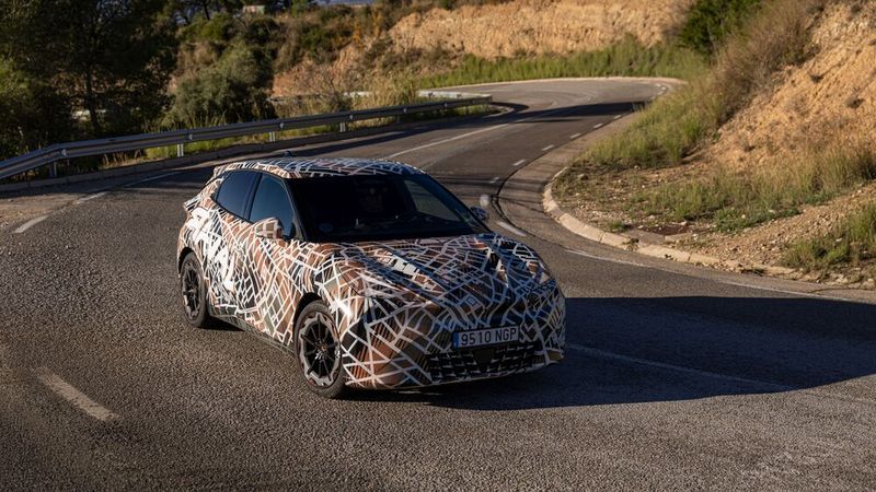 Auf kurvenreichen Strecken zeigt sich der Raval von seiner besten, nämlich sportlich-spaßigen Seite. (Bild: Seat via aum)