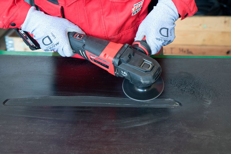 ... mit einer Schleifmaschine aufbereitet und ... (Bild: ralweb.de)