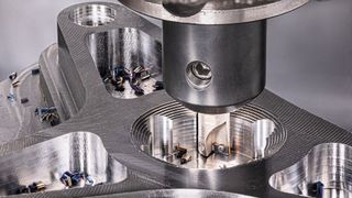 Der Clou am «Quickdmill» sind seine speziellen vierschneidigen rechten WSP. Sie besitzen zwei Zentrumsschneiden zum Bohren und zwei äussere Schneiden zum Fräsen. (Bild: Iscar)