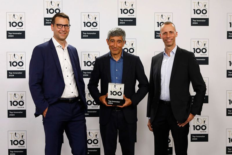 Seit 30 Jahren entwickelt die in Radolfzell ansässige Engmatec GmbH Prüfsysteme und zunehmend auch Automatisierungslösungen für die Elektronikindustrie. Dem Mittelständler ist klar: Der Fachkräftemangel in der Elektronikprüfung wird den Einsatz automatisierter Prüf- und Montageanlagen weiter vorantreiben. Gemeinsam mit Lieferanten spezialisierte das Unternehmen zum Beispiel einen Cobot für den Einsatz bei automatischen Leiterplattentests. Im Bild: Peter Sauter (links, Geschäftsführer), Wolfgang Büttner (Kaufmännische Leitung). (Bild: KD Busch/compamedia)