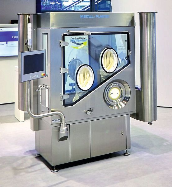 Anschaulich präsentiert Metall+Plastic eine neue Technologie zur Dekontamination von Isolatoren. Das Isolator-Exponat zeigt, wie sich Dekontaminationszeiten mit der Technologie Decopulse massiv reduzieren lassen. (Optima)