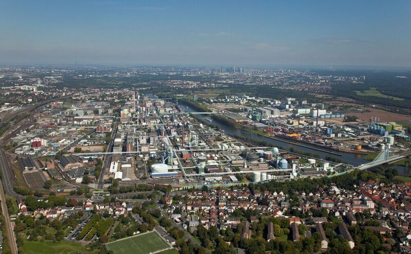10. Industriepark Höchst
Das Ranking der Top 10 größten Chemieparks in Deutschland wird angeführt von dem Industriepark Höchst. In den insgesamt 90 ansässigen Unternehmen arbeiten ca. 22.000 Menschen. Das Gelände in Hessen ist insgesamt ca. 460 ha groß. Aktuell stehen von diesen 50 ha als Freifläche zur Verfügung.  (Quelle: Infraserv Höchst)