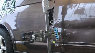 Mittels Klebepads zieht der Karosseriebauer einen Großteil der Deformation aus dem Blech. (Carbon)