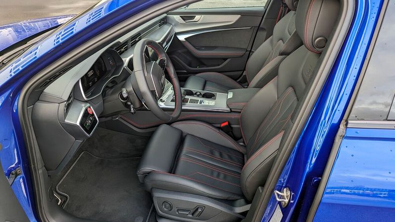 Die voluminösen Ledersitze sind trotz der sportlichen Aufmachung des Audi eher komfortabel als rennstreckentauglich – und das ist auch gut so. (Bild: Rosenow – VCG)