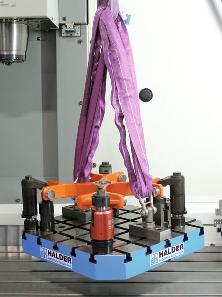 Bild 2: Der schwere Spanntisch wird mithilfe zweier Kugel-tragbolzen gehoben, ohne speziell eingebrachte Gewinde für Traghilfen. Das beschleunigt den Lastenwechsel. (Bild: Halder)