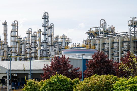 Aus Gründen der Gefahrenabwehr ordnet das Land Sachsen-Anhalt den Weiterbetrieb der Produktionsanlagen von Domo Chemicals am Standort Leuna an – die Produktion läuft vorerst im Minimalbetrieb weiter.(Bild:  Domo Chemicals)