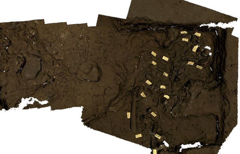 Die Grabungsfläche innerhalb der Dinaledi-Kammer des Rising-Star-Höhlensystems im März 2014. Das Bild zeigt mehrere zusammenhängende und vereinzelte Knochen, die nach Abschluss des Scans geborgen wurden. (Bild: Ashley Kruger)