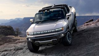 Äußerlich behält der Hummer sein kantiges Erscheinungsbild ebenso bei wie seine umfassende Offroad-Kompetenz. (Bild: GMC)
