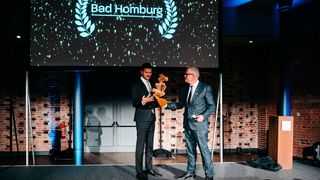 Diego Délano Campos (li.), Filialleiter von Weller Bad Homburg, nahm die Wellertreppe aus den Händen des geschäftsführenden Gesellschafters von Weller, Burkhard Weller, entgegen. (Bild: Weller)