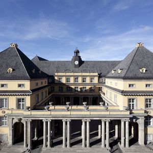 In der Sparte Finanzen, Banken und Versicherungen sicherte sich die Münchener Rückversicherungs-Gesellschaft den ersten Platz. Hier das Hauptgebäude mit Schmuckhof in der Königinstraße.