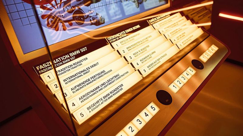 Ein einer Jukebox nachempfundenes Exponat informiert über den BMW 507, den Ikonen-Status des Fahrzeugs und die Restaurierung des Elvis-BMW 507.  (Bild: BMW Group)