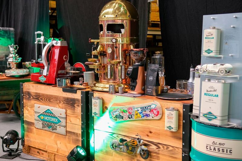 Motorex ist unter anderem Spezialist für Fluide rund um die Zerspanung. Mit einer 72 kg schweren Elektra Belle Epoque mit 12,5 l Kupferkessel und drei Brühgruppen zeigte der Chiron-Partner beim Open House, dass man dort auch etwas von anderen Fluiden versteht: Die Kaffeespezialitäten aus der Nostalgiemaschine waren heiß begehrt. (Bild: Chiron)