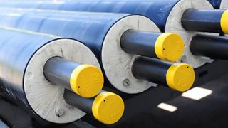 So etwas haben viele vielleicht schon mal gesehen: vorisolierte Rohre für die Fernwärmeversorgung, die Isoplus herstellt. Jetzt wurde das Unternehmen aus guten Gründen von der Viessmann-Gruppe aufgekauft, wie die dpa erfahren hat ... (Bild: Isoplus)