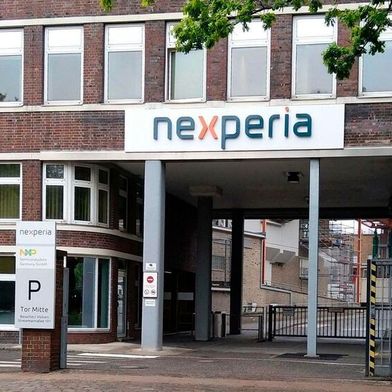 Die Sorge um einen drohenden Chipmangel wegen des Streits zwischen der chinesischen und der niederländischen Regierung um Nexperia könnte bald verfliegen, wie der Aumovio-Chef, Philipp von Hirschheydt, mit Blick auf den heute aufgehobenen Lieferstopp für Chips informiert. (Bild: Nexperia)