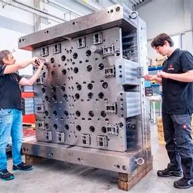 Erfahren Sie schon jetzt, was Deckerform Technologies auf der Fakuma 2026 präsentieren wird. Ein Highlight nennt sich zum Beispiel „Die Kunststoffschlosserei“. Lesen Sie ... (Bild: Deckerform Technologies)
