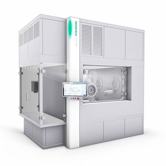 Die Versynta Microbatch-Arbeitszelle ohne Handschuheingriffe arbeitet auf kleinem Raum mir Robotertechnik: Die flexible und vollautomatische Plattform unterstützt bei der Verarbeitung von aseptischen und hochpotenten Kleinstchargen. Die Versynta Microbatch-Arbeitszelle ohne Handschuheingriffe arbeitet auf kleinem Raum mir Robotertechnik: Die flexible und vollautomatische Plattform unterstützt bei der Verarbeitung von aseptischen und hochpotenten Kleinstchargen.