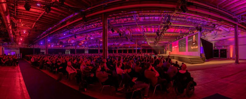 Werner Vogels, CTO bei Amazon, führte das Publikum durch die jüngsten Neuheiten bei AWS. (© Niklas Stadler / Amazon)