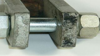 Die elastisch verformte
Schraubenverbindung wirkt wie eine harte Feder und ist gegen Losdrehen
kraftschlüssig gesichert, solange diese Federvorspannung zum Beispiel durch
Kriechen (langsame plastische Verformung) nicht abgebaut wird. (Bild: Böllhoff) (Böllhoff)