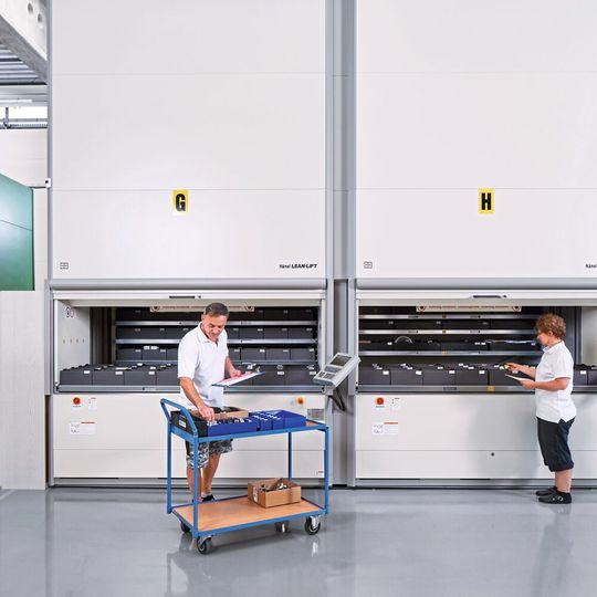 En cas de pointe d’activité, plusieurs personnes peuvent travailler en parallèle sur les stockeurs pour fournir les composants nécessaires à la production et aux expéditions. En cas de pointe d’activité, plusieurs personnes peuvent travailler en parallèle sur les stockeurs pour fournir les composants nécessaires à la production et aux expéditions.