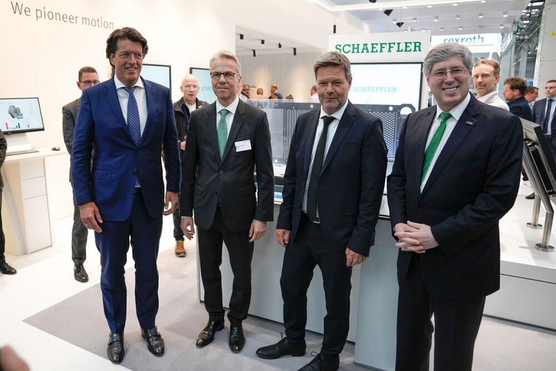 Bei Schaeffler informierte sich der Bundesminister über Windkraft und Wasserstoff. (Bild: Schaeffler)