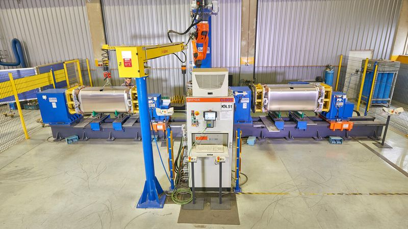 Die Roboteranlage besteht aus zwei Stationen, wo die Aluminium-Tanks parallel vorbereitet und geschweißt werden. (Bild: Cloos)