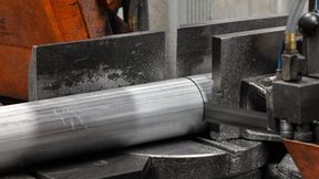 Nicht nur beim Materialhandling ist TIR Technologies auf Kasto fixiert. Für die Anarbeitung von Profilen kommen auch Sägesysteme der Achener zum Einsatz. Hier der Arbeitsbereich einer Bandsäge vom Typ Kastomicut. (Bild: Kasto)