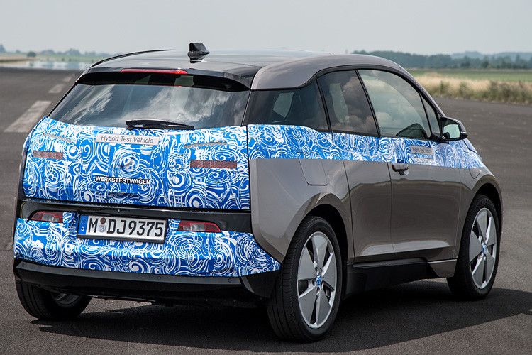 Wer sich mit dem Elektroauto ein bisschen beschäftigt hat, für den ist der Anblick nicht ganz neu. BMW hat die Vorfreude aufs elektrische Fahren in den vergangenen Jahren zelebriert. (Foto: BMW)