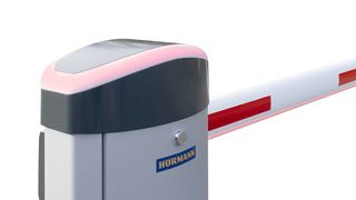 Die serienmäßige Haubenbeleuchtung der Schranken SH 50 (im Bild) und SH 100 zeigt deren Öffnungsstatus an. Rot heißt: Schranke geschlossen! (Bild: Hörmann)