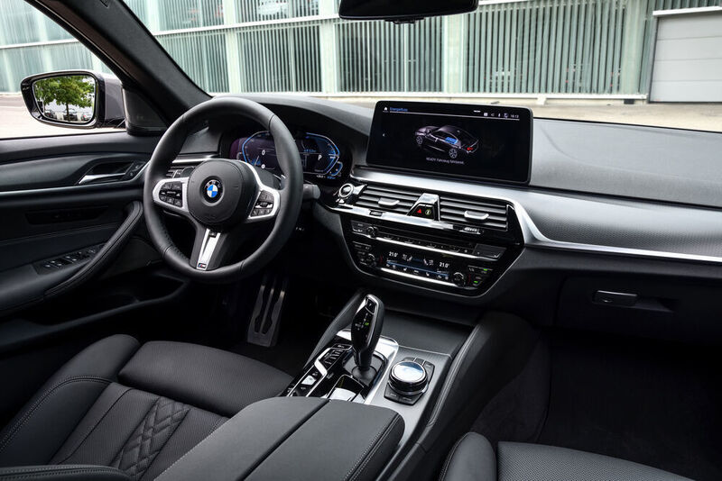 BMW hat außerdem das Infotainmentsystem deutlich verbessert: Die Cloud-basierte Navigation arbeitet schneller als bisher. (BMW)