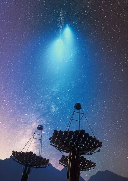 Cherenkov-Teleskope beobachten das bläuliche Leuchten überlichtschneller Partikel, die kosmische Gammaquanten in der Erdatmosphäre erzeugen. (DESY, Science Communication Lab)