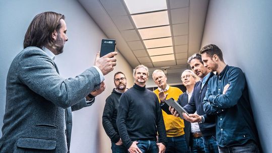 Bild 3: Licht per App steuern. Mit Tunable White LEDs lässt sich die Lichtfarbe fließend von kaltweiß (vorne) bis warmweiß (hinten) regulieren.(Bild:  Trilux)