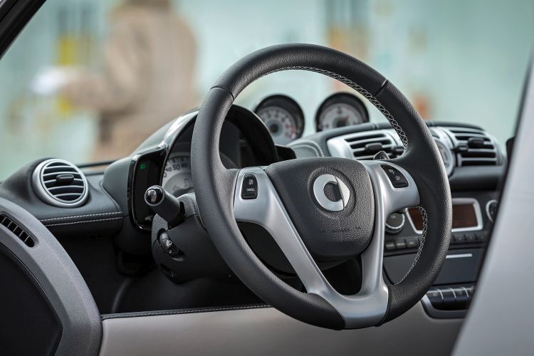 Die Verspieltheit der frühen Jahre ist vorbei, das Armaturenbrett präsentiert sich seit 2012 nüchtern und erwachsen. (Foto: Daimler AG)