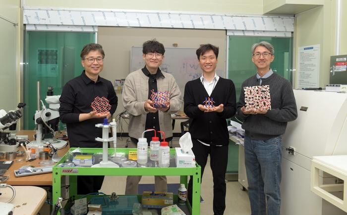 High-pressure research team of the Kriss Space Metrology Group: (From left: Dr. Lee Yun-Hee (Principal Research Scientist), Dr. Kim Minju (Postdoctoral Researcher), Dr. Kim Jin Kyun (Postdoctoral Researcher), and Dr. Lee Geun Woo (Principal Research Scientist)) (Source: Korea Research Institute of Standards and Science (Kriss))