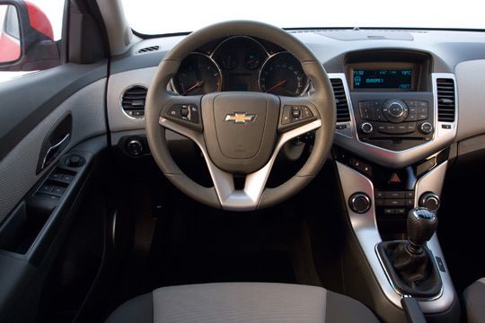 Die gerne zitierte „hochwertige Qualitätsanmutung“ ist beim Cruze keine PR-Worthülse. Der sportliche Innenraum wirkt insgesamt sehr gelungen. (Archiv: Vogel Business Media)