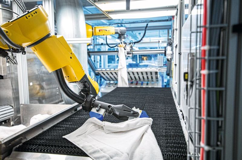 Roboter im Einsatz in einer Wäscherei: Mithilfe intelligenter Software sowie 2D-und 3D-Kameras von IDS ist das System Velum von Sewts in der Lage, forminstabile Materialien wie zum Beispiel Textilien zu analysieren. 