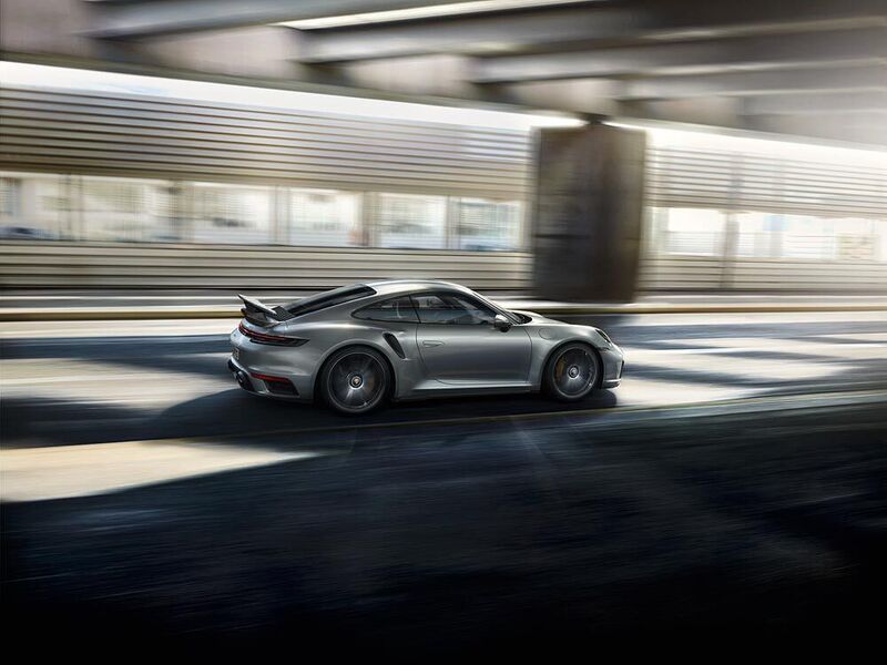 Die variable Aerodynamik des 911 Turbo bietet einen pneumatisch ausfahrbaren Bugspoiler und adaptive Kühlluftklappen. (Porsche)