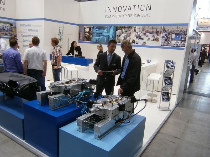 Und ab hier erleben Sie immer wieder, was es sonst noch so auf der Premiere der Moulding Expo zu erleben gab. Mit dabei sind ein Trabi, ein BMW i8, diverser Boliden der Formula Student, ein Rennsimulator, Bauteile, Werkzeugmaschinen und vieles Mehr...die Moulding Expo hat gemäß den Aussagen der Initiatoren ihr Versprechen erfüllt, der Branche eine neue, optimierte Präsentationsplattform zu bieten. (Bild: Königsreuther)