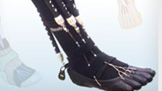 Ein Roboter am Unterschenkel trainiert und stärkt die Muskulatur von gelähmten Patienten. (cmu.edu)