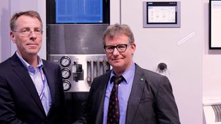 Auf dem Word PM 2016 kaufte Bernd Würtele (r.) eine Sinterflex-Anlage von Linde. (Linde)