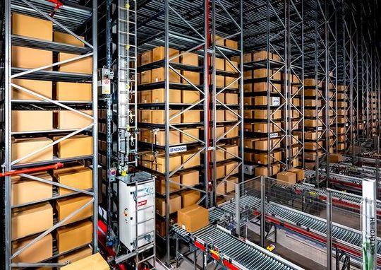 Rund 22 Meter hoch ist das neue Fortna-AKL bei Elten in Uedem. Es verfügt über acht Gassen und hat eine Grundfläche von etwa 5.250 Qadratmetern. Genau 143.840 Kartons für Schuhe, Sohlen und Schnürsenkel finden dort Platz.(Bild:  Elten)