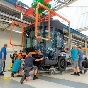 Die Fahrerkabineneinheit wird mit dem Chassis des ersten Volta Zero der zweiten Prototypengeneration bei Steyr Automotive verheiratet.(Bild:  Volta Trucks)