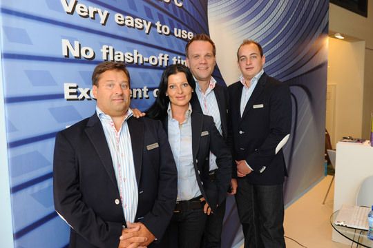 Strahlende Gesichter beim Team von Kristall Coating wegen des Awards für den Klarlack Kristal Time Clear. (Archiv: Vogel Business Media)