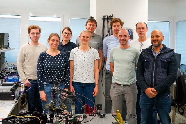 QuINSiDa-Partner bei der finalen Labordemonstration des integrierten optischen drahtlosen Sicherheits-Stacks. (Bild: Fraunhofer IPMS)
