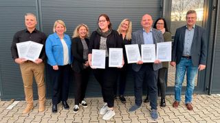 Freuten sich über die Zertizierung (v.l.): Daniel Giese (Screen),Susanne von Kneten (Stellantis), Monika Zechbauer (Audi), Anne-Kathrin Sandte (Screen), Christiane Nicolai (Audi), Markus Poser (Seat Deutschland), Yvonne Fromm (VW NFZ/ VW AG) und
Stefan Hoy (Sam Motion). (Bild: SEAT)