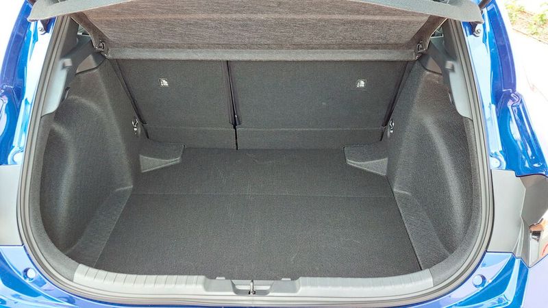 Das Kofferraumvolumen liegt mit 361 Litern auf dem für die Kompaktklasse üblichen Niveau. Allerdings fehlt ein erhöhter Ladeboden, und so ... (Bild: Rosenow – »kfz-betrieb«)