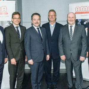Der neue AMA-Vorstand (v.l.): Christoph Kleye (stell. Vorsitzender), Prof. Dr. Stefan Zimmermann (Beisitzer), Peter Krause (AMA-Vorstandsvorsitzender), Johannes W. Steinebach (Schatzmeister), Dr. Rolf Slatter (Schriftführer), Dr. C. Thomas Simmons (Geschäftsführer AMA Verband und Beisitzer).