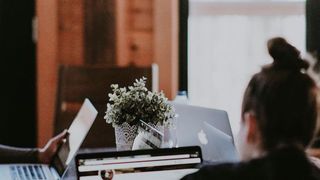 Zufrieden mit der Arbeit: 81 Prozent der Angestellten in Deutschland sind (sehr) glücklich, in den USA sind es allerdings ganze 93 Prozent. (Bild: gemeinfrei)