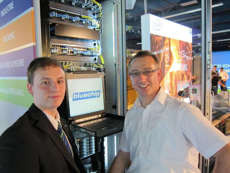 Marcel Geß (l.) und Gunter Köhler, bluechip, kennen sich mit Kabeln aus. (Bild: IT-BUSINESS)