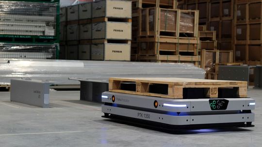 Die autonomen mobilen Roboter von Patika Robotics können beileibe nicht nur leere Paletten, sondern Güter mit einem Gewicht von bis zu 4.000 Kilogramm auf einer Ebene transportieren.(Bild:  Wiferion)