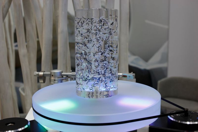 ... und macht kleine Keramikkomponenten sichtbar, die normalerweise in Uhrwerken versteckt sind. (Bild: Devicemed/K. Breunig)